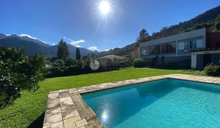 Casa independente com 4 quartos sendo 2 suítes, 1.210 m² de terreno no Comary - Teresópolis/RJ.