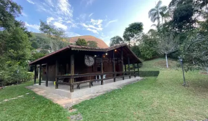 Casa linear com 3 quartos sendo 1 suíte, com 3.200 m² de terreno no Parque do Imbuí - Teresópolis/RJ.