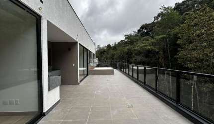 Cobertura linear com 3 quartos sendo 1 suíte, 145 m² no Alto - Teresópolis/RJ.
