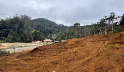Terreno em condomínio com 350 m² em Quebra Frascos - Teresópolis/RJ.