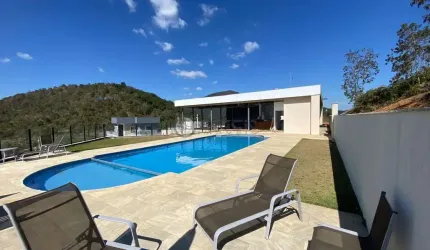 Terreno em aclive com 364 m² em condomínio em Albuquerque - Teresópolis/RJ.