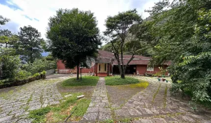 Casa com 5 quartos sendo 3 suítes na Cascata dos Amores - Teresópolis/RJ.