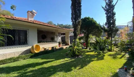 Casa para venda de 3 quartos com 400 m² de terreno + casa de caseiro no São Pedro, Teresópolis/RJ.