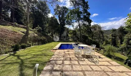 Casa com 5 quartos sendo 1 suíte, 238,74 m² em Albuquerque - Teresópolis/RJ.