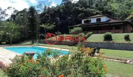 Casa com 4 quartos sendo 2 suítes, 8.000 m² de terreno em condomínio em Albuquerque - Teresópolis/RJ.