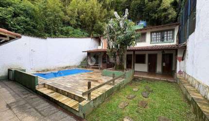 Casa para locação com 8 quartos, 288.12m² na Várzea - Teresópolis/RJ.