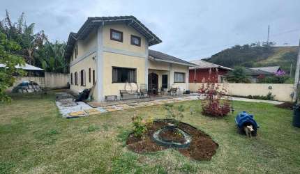 Casa à venda com 4 quartos sendo 1 suíte, 190 m² em Vargem Grande - Teresópolis/RJ.