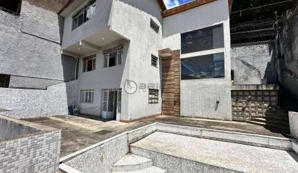 Duas casas à venda com 4 quartos sendo 3 suítes no total, 180 m² na Tijuca - Teresópolis/RJ.