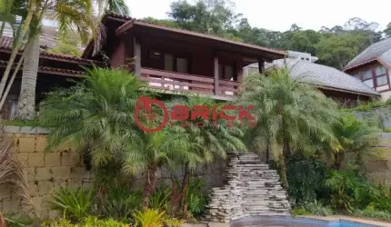 Casa com 5 suítes em condomínio em Quebra Frascos - Teresópolis/RJ.