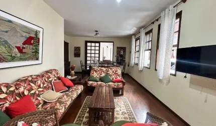 Casa com 3 quartos sendo 1 suíte + dependência em condomínio no Alto - Teresópolis/RJ.