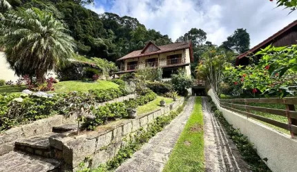 Casa à venda com 5 quartos sendo 1 suíte, 835 m² de terreno em condomínio no Comary - Teresópolis/RJ.