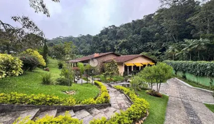Casa com 4 quartos, 3.600 m² de terreno em condomínio no Comary - Teresópolis/RJ.