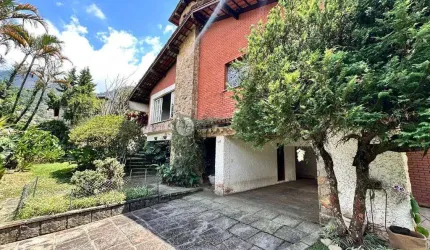 Casa para locação com 5 quartos sendo 3 suítes, 458.3 m² no Alto - Teresópolis/RJ.