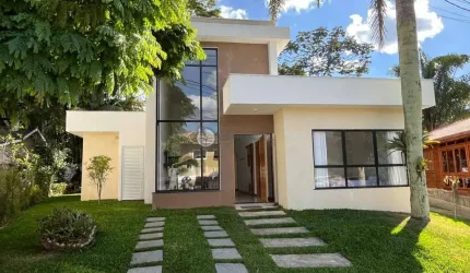 Casa moderna e linear dentro de condomínio com 3 quartos em Vargem Grande, Teresópolis/RJ.