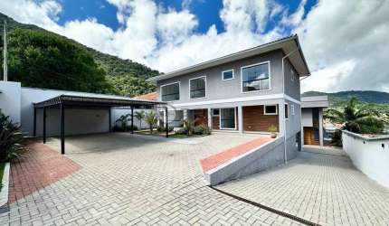 Casa à venda com 3 quartos sendo 1 suíte em condomínio, 140 m² no Alto - Teresópolis/RJ.
