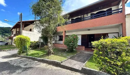 Casa para venda com 5 quartos sendo 3 suítes em condomínio, 251 m² no Comary - Teresópolis/RJ.