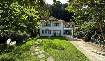 Casa com 5 quartos sendo 4 suítes em condomínio no Comary - Teresópolis/RJ.