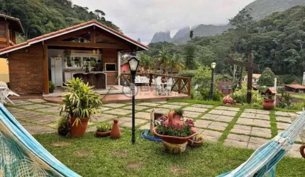 Casa com vista privilegiada para o Dedo de Deus com 4 quartos no Comary, Teresópolis/RJ.