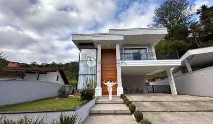 Casa com 4 quartos sendo 1 suíte master, 260 m² em condomínio no Parque do Imbuí - Teresópolis/RJ