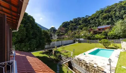 Casa à venda em condomínio com 5 quartos sendo 2 suítes no Comary - Teresópolis/RJ.