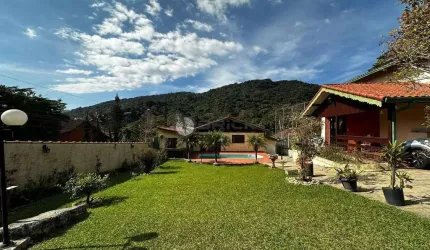 Casa à venda com 4 quartos sendo 2 suítes, 1.245 m² de terreno em condomínio no Comary - Teresópolis/RJ.