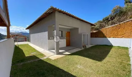 Casa linear com 3 quartos sendo 1 suíte em condomínio, 120 m² em Albuquerque - Teresópolis/RJ.