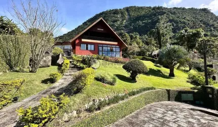 Casa para venda com 5 quartos, sendo 2 suítes, 365 m² no Comary - Teresópolis/RJ.