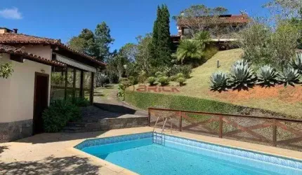 Casa com 4 quartos sendo 1 suíte em condomínio em Albuquerque - Teresópolis/RJ.