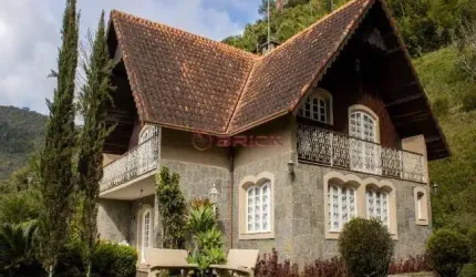 Casa com 3 suítes em estilo europeu na Iúcas - Teresópolis/RJ.