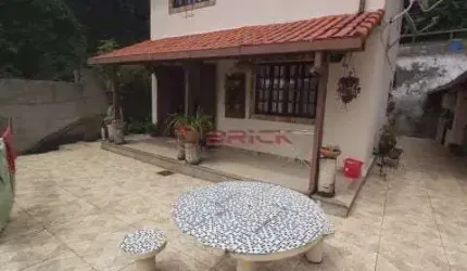 Casa com 3 quartos sendo 1 suíte em Albuquerque - Teresópolis/RJ.