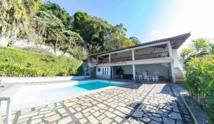 Casa com 5 quartos sendo 1 suíte no Alto - Teresópolis/RJ.