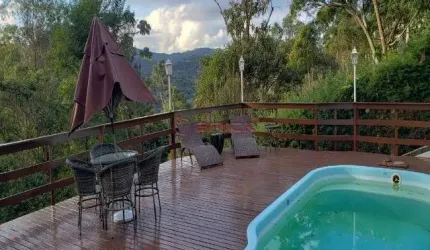 Casa com 5 quartos sendo 3 suítes em condomínio em Quebra Frascos - Teresópolis/RJ.
