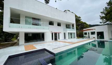Casa com 4 suítes em condomínio no Comary - Teresópolis/RJ.