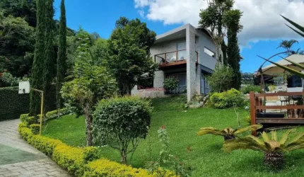 Casa de alto padrão com 4 quartos sendo 3 suítes no Golfe - Teresópolis/RJ.