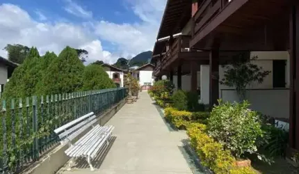 Casa em condomínio com 4 quartos sendo 2 suítes no Alto - Teresópolis/RJ.