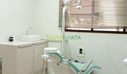 EXCELENTE SALA COMERCIAL DE 10 M² EQUIPADA E PRONTA PARA DENTISTA, LOCALIZADA NO CENTRO.