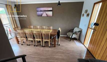 Sobrado, linda cozinha planejada, muito espaço de quintal, rua sem saida.