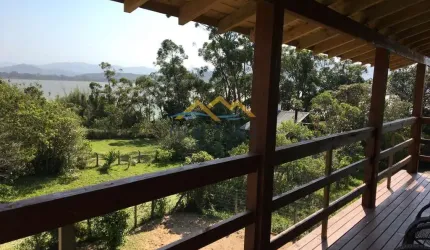 linda casa com vista lagora em ibiraquera