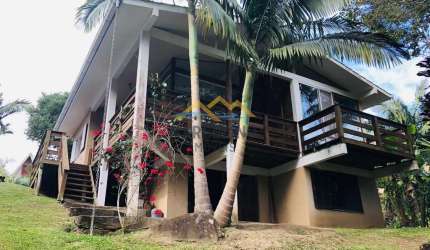Casa em meio a natureza.
