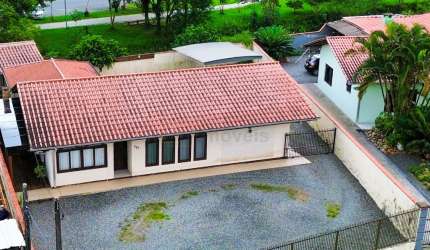 Aconchegante casa com 3 quartos à venda no bairro Costa e Silva em Joinville-SC por R$ 850.000,00.