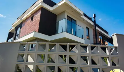 Imperdível oportunidade de adquirir uma belíssima casa de 3 quartos com suíte e 3 salas no Bom Retiro, Joinville-SC!