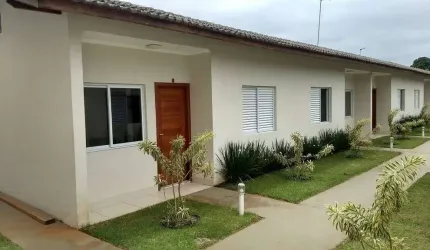 Litoral Norte, casa 2 dormitórios, 3 banheiros, condomínio com piscina