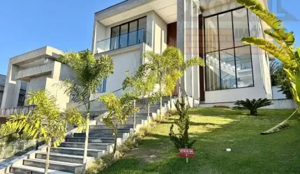 Casa de Luxo em Condomínio à Venda em Jandira-SP no Jardim do Golf I - 3 quartos, 3 suítes, 3 salas, 4 banheiros, 4 vagas, 365m².