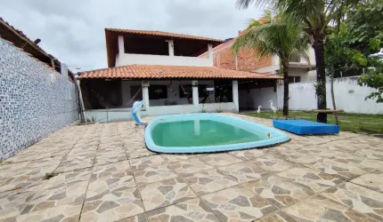 Casa com cinco quartos, duas suítes garagem para 5 carros no Jardim Atlântico