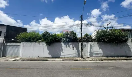 Casa plana com Terreno de 888 m², 4 quartos(2 suítes), jardim, piscina, 8 vagas