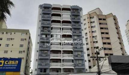 Apartamento 03 Dormitorios no Centro.