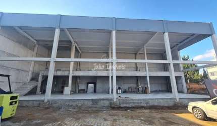 Sala com Mezanino no Centro de Brusque para alugar