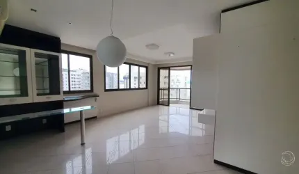 Amplo Apartamento com Vista Parcial para o Mar