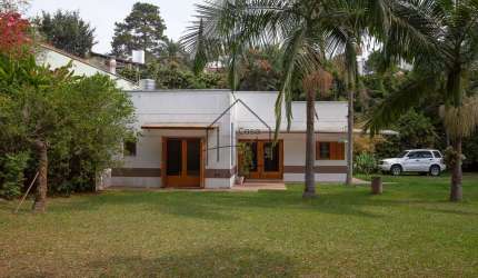 Casa térrea, estilo loft, para Venda e Locação, na Granja Viana, SP