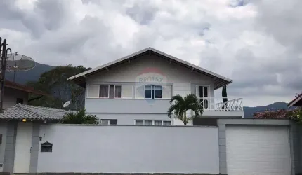 Casa Ampla e Sofisticada com excelente localização - Seu refúgio na Serra!
